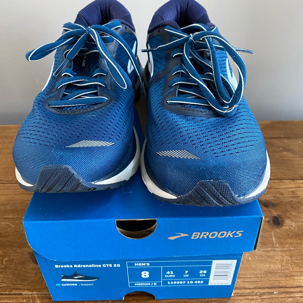 Men's 8 BROOKS running shoes